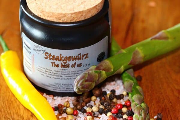 Gewürzregal mit Salz, Pfeffer und Gewürzen für die Küche.