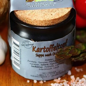 Gewürzregal mit verschiedenen Gewürzen und Kräutern, dekorativ und funktional.