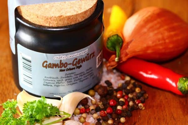 Hochwertiges Gewürzregal mit Gambo-Gewürz für kreative Kochideen.