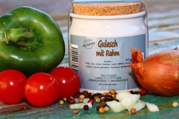 Gulasch mit Rahm im Topf – Gewürz für köstliches Gulasch, perfekt für die Kochschule.