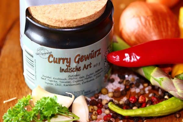 Indisches Curry Gewürz im Keramiktopf für authentischen Geschmack.