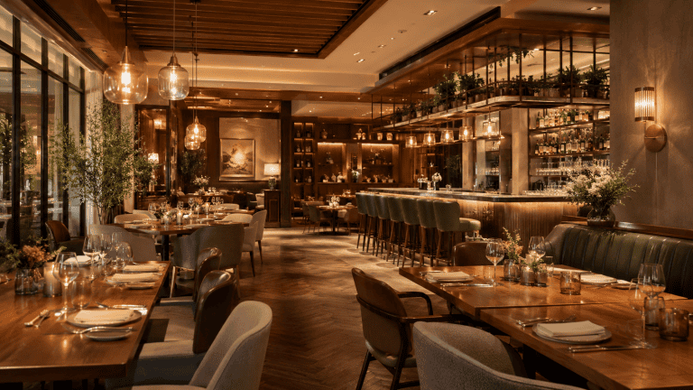 Elegantes Restaurant mit moderner Inneneinrichtung und gemütlicher Atmosphäre.
