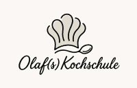 Logo von Olafs Kochschule mit Kaki-Farbakzent, kulinarische Ausbildung.